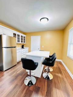 Convenient Stay near Chicago Ohare Airport with King Beds and Coffee - Des Plaines - 4