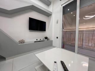 WSD Athens Pireas Stylish 2BD Apt with City View Balcony - Pireo - 2