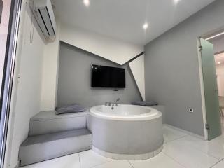 WSD Athens Pireas Stylish 2BD Apt with City View Balcony - Pireo - 6