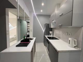 WSD Athens Pireas Stylish 2BD Apt with City View Balcony - Pireo - 5