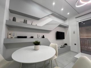 WSD Athens Pireas Stylish 2BD Apt with City View Balcony - Pireo - 3