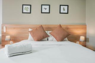 Minimalist and Cozy Stay 1BR Apartment at Mustika Golf Residence By Travelio - Bekasi - 9