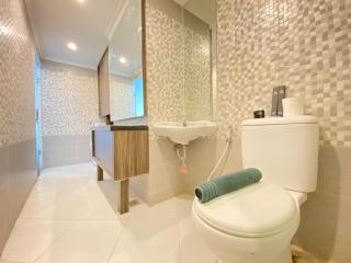 Comfy 3BR at Grand Asia Afrika Bandung Apartment By Travelio - Bandung - 1
