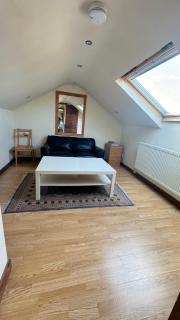 Lovely Entire Maisonette in Slough - 9
