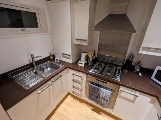 Cosy 2 bedroom apartment with secure parking and great transport links - Belfast - 7