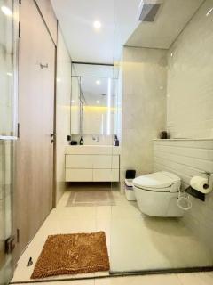 Stylish 1BR Condo by BTS Ekkamai - Infinity Pool & Gym - Khlong Toei - 6
