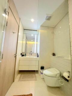 Stylish 1BR Condo by BTS Ekkamai - Infinity Pool & Gym - Khlong Toei - 4
