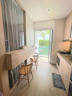 Stylish 1BR Condo by BTS Ekkamai - Infinity Pool & Gym - Khlong Toei - 3