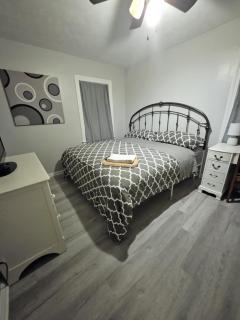 Central Louisville Gem King Size Bed - Louisville - 2