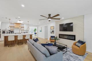 3-BD 3-BA Bungalow ft Backyard w Deck & Firepit - 3