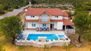 Secluded Holiday Home with Pool and Hot Tub - Lećevica - 0