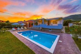 Family-Friendly Holiday Home with Private Pool, Playground, and BBQ - Kastel Novi - 2