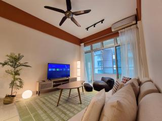 Walking Distance to Mount Austin - 6 pax Newly Renovated - 6