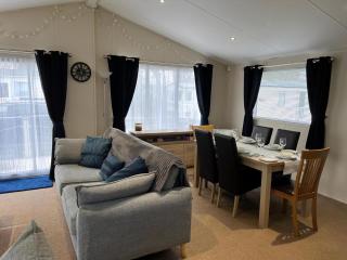 Stunning Lodge Boasting Large Decking Area At California Cliffs Ref 50008L - Great Yarmouth - 1