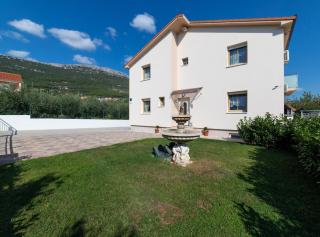 Spacious Holiday Home with Pool and Hot Tub in Kastel Stari - Kastel Stari - 0
