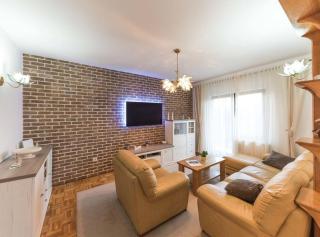 Relaxing Holiday Home with Pool, Fitness Area, and Entertainment Facilities - Vrsine - 3