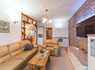 Relaxing Holiday Home with Pool, Fitness Area, and Entertainment Facilities - Vrsine - 4