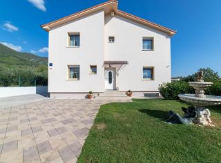 Spacious Holiday Home with Pool and Hot Tub in Kastel Stari - Kastel Stari - 9