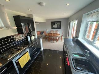 Coates Road-Spacious 4 bed home-near RD&E-parking - 4