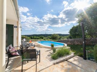 Serene Retreat Holiday Home with Pool - Veliki Broćanac - 9