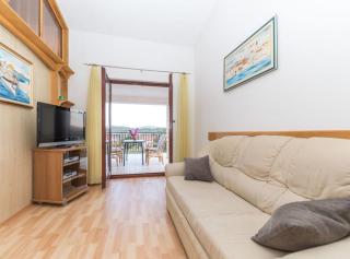 Relaxing Holiday Home with Pool, Fitness Area, and Entertainment Facilities - Vrsine - 9