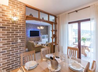 Relaxing Holiday Home with Pool, Fitness Area, and Entertainment Facilities - Vrsine - 2
