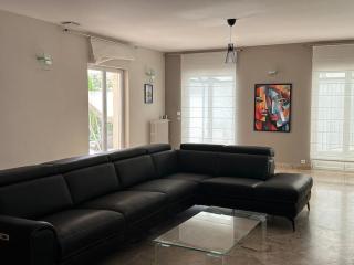 Gorgeous 5 bedroom villa with air con, heated pool and garden for 12 - 8