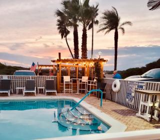 Ocean Sands Beach Boutique Inn-1 Acre Private Beach-St Augustine Historic-2 Miles-Shuttle with Downtown Tour-HEATED Salt Water Pool until 420AM-Popcorn-Cookies-New 4k USD Black Beds- 69 Item Breakfast-Eggs-Bacon-Starbucks- Free Laundry- #904-799-SAND - St. Augustine - 2