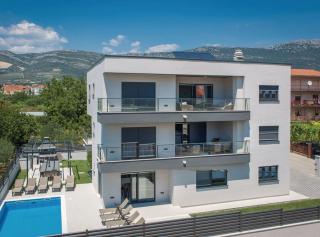 Modern Kastel Villa with Private Pool, Gym, and Large Outdoor Space - Kaštela - 0
