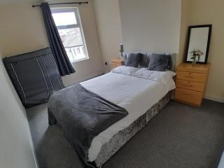 Blackpool - 2-Bed Apt - Sleeps 5 - St Anne's-on-the-Sea - 0