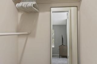 Landing at The Hub at 934 - 1 Bedroom in Riverdale - Forest Park - 0