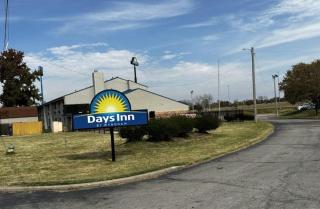 Days Inn & Suites by Wyndham Caseyville - 0