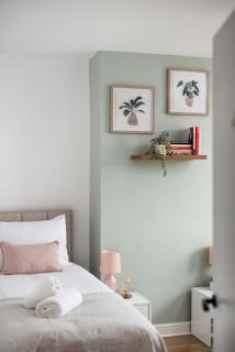 LongStays-4bedroom-2bath-6beds-By FabAccommodation - 5