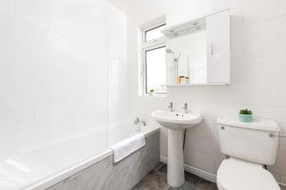 LongStays-4bedroom-2bath-6beds-By FabAccommodation - Bristol - 2