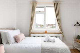 LongStays-4bedroom-2bath-6beds-By FabAccommodation - Bristol - 1
