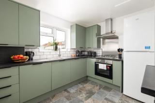 LongStays-4bedroom-2bath-6beds-By FabAccommodation - Bristol - 9