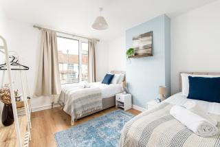LongStays-4bedroom-2bath-6beds-By FabAccommodation - Bristol - 8