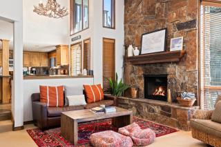 Luxury Retreat 3 min to Deer Valley, Ski Nearby! Gourmet Kitchen, Cozy Fireplace, Sleeps 10 - Park City - 2