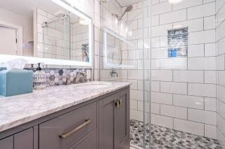 Fully stocked and spacious 2 Master Bdms, 2 min to medical district, LOCATION, COMFORT, LUXURY - 8