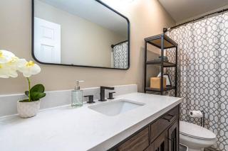 NEW Fully stocked luxury home close to I65 and I72 - 3