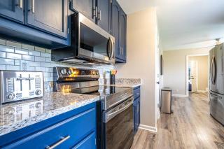 NEW Fully stocked luxury home close to I65 and I72 - 2
