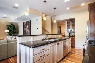 Spacious Retreat, Sleeps 7, Minutes to Skiing, Private Hot Tub, Scenic Views, Ultimate Relaxation! - Park City - 7
