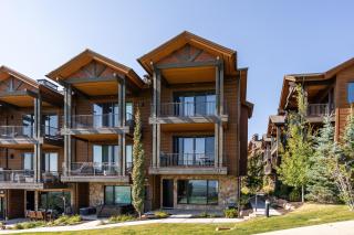 Overlooks the 6th fairway, Walk to Gondola, Hot Tub, Minutes from Fine Dining - Park City - 1