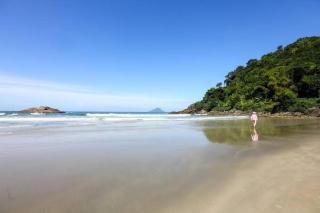 Casa com localização privilegiada, a 140 metros da praia Juquey - São Sebastião - 0