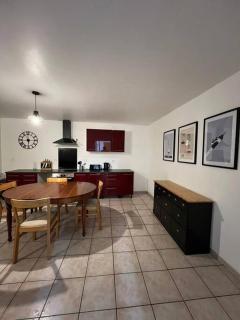 Appartement spacieux 2 chambres 100m2 centre petite ville - - 0