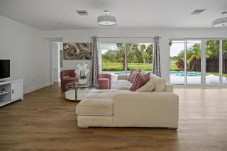 Dreamy 4BR Getaway with Private Pool & Luxe Patio in Miramar! - Miramar - 7