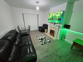 4 Bed House with Pool Table Free Parking En Suite - 1