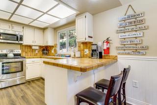 Walk to Donner Lake Truckee Cabin with Private Deck - 3