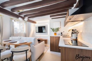 SUPER CENTRAL Designer One-Bedroom - Marais - FREE Parking - 2