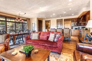 Vintage on the Strand KBM Resorts Ski out short Walk back - Vintage on the Strand 2BD with Hot tub VIN-14 Single Unit 2 Bedrooms VIN ML-1029 - 1